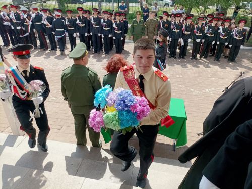 Последний звонок в Болгарской кадетской школе-интернате им. П.А.Карпова: кадеты-выпускники простились со Знаменем школы