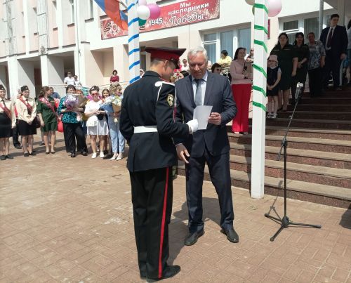 Последний звонок в Болгарской кадетской школе-интернате им. П.А.Карпова: кадеты-выпускники простились со Знаменем школы