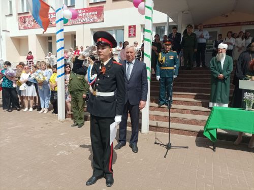Последний звонок в Болгарской кадетской школе-интернате им. П.А.Карпова: кадеты-выпускники простились со Знаменем школы