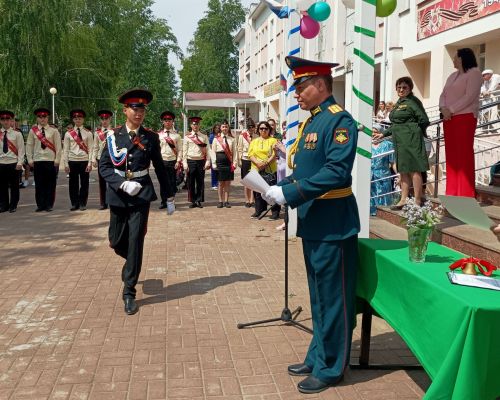 Последний звонок в Болгарской кадетской школе-интернате им. П.А.Карпова: кадеты-выпускники простились со Знаменем школы