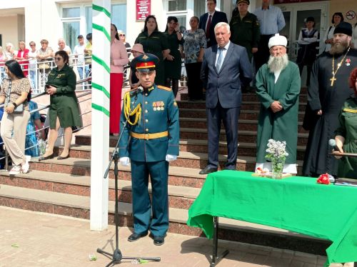 Последний звонок в Болгарской кадетской школе-интернате им. П.А.Карпова: кадеты-выпускники простились со Знаменем школы
