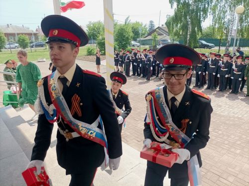 Последний звонок в Болгарской кадетской школе-интернате им. П.А.Карпова: кадеты-выпускники простились со Знаменем школы