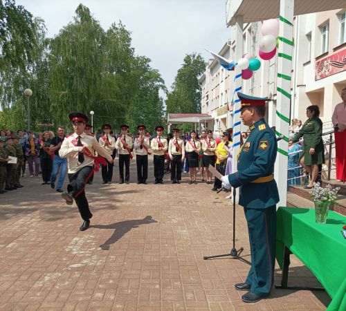 Последний звонок в Болгарской кадетской школе-интернате им. П.А.Карпова: кадеты-выпускники простились со Знаменем школы