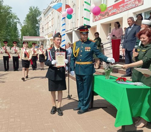 Последний звонок в Болгарской кадетской школе-интернате им. П.А.Карпова: кадеты-выпускники простились со Знаменем школы