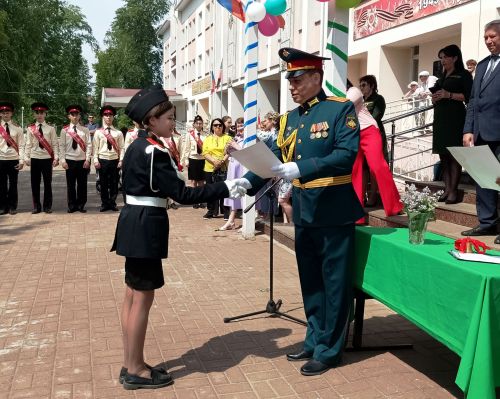 Последний звонок в Болгарской кадетской школе-интернате им. П.А.Карпова: кадеты-выпускники простились со Знаменем школы
