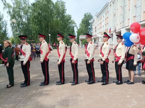 Последний звонок в Болгарской кадетской школе-интернате им. П.А.Карпова: кадеты-выпускники простились со Знаменем школы