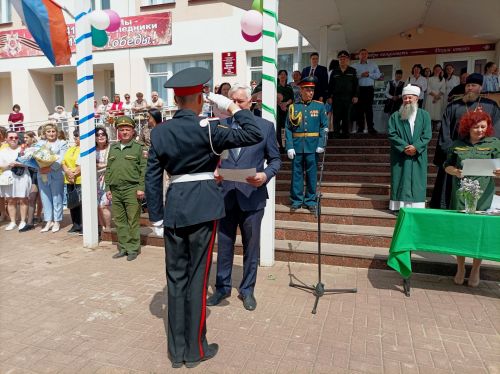Последний звонок в Болгарской кадетской школе-интернате им. П.А.Карпова: кадеты-выпускники простились со Знаменем школы