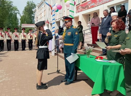 Последний звонок в Болгарской кадетской школе-интернате им. П.А.Карпова: кадеты-выпускники простились со Знаменем школы