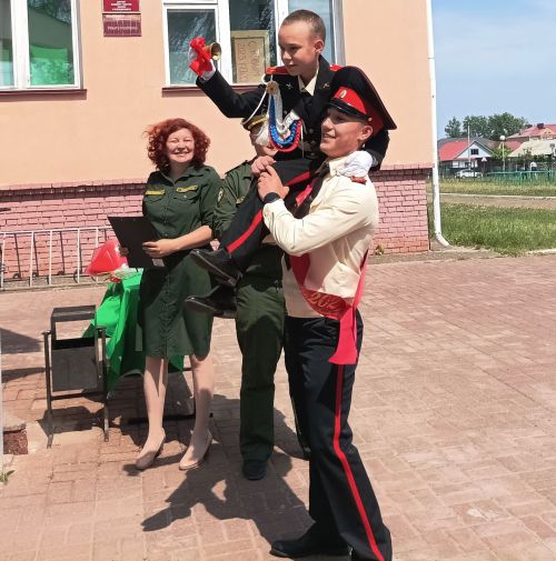 Последний звонок в Болгарской кадетской школе-интернате им. П.А.Карпова: кадеты-выпускники простились со Знаменем школы