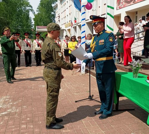 Последний звонок в Болгарской кадетской школе-интернате им. П.А.Карпова: кадеты-выпускники простились со Знаменем школы