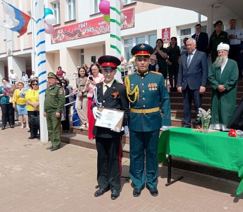 Последний звонок в Болгарской кадетской школе-интернате им. П.А.Карпова: кадеты-выпускники простились со Знаменем школы