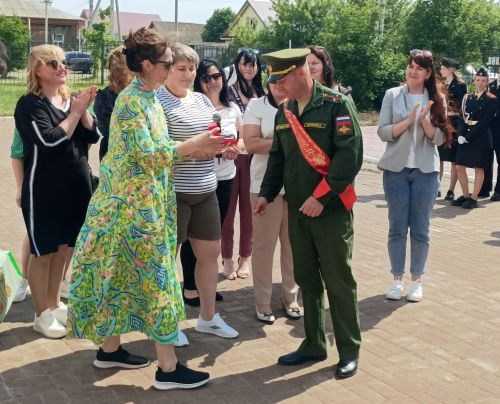 Последний звонок в Болгарской кадетской школе-интернате им. П.А.Карпова: кадеты-выпускники простились со Знаменем школы
