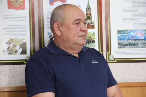 Начальник ОМВД РФ по РТ в Спасском районе Донат Усманов поздравил ветеранов МВД с юбилеями