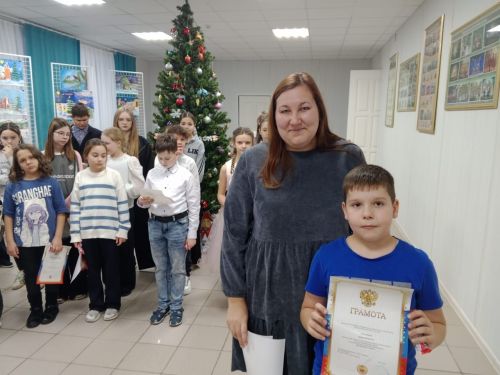Награждение участников конкурса рисунков "Дед Мороз ищет таланты"