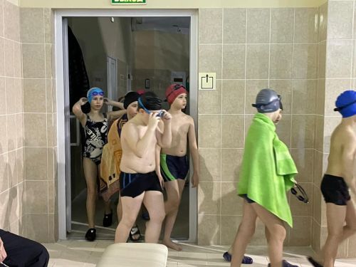 В бассейне «Дулкын» ко Дню защитника прошли соревнования по плаванию