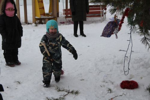 Новогодний праздник около детского сада "Антошка"