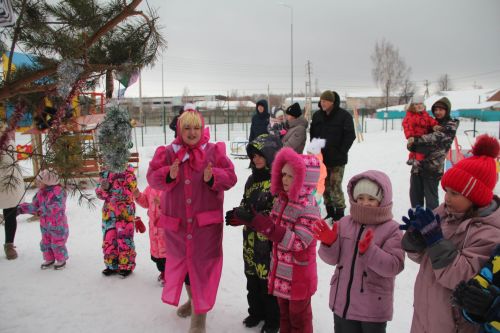 Новогодний праздник около детского сада "Антошка"
