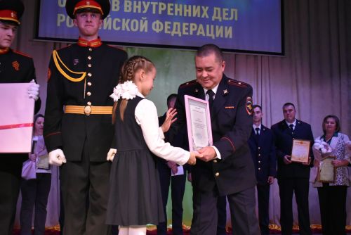 Лучших сотрудников полиции наградили в профессиональный праздник