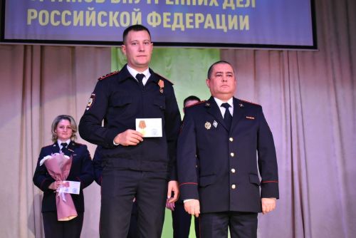 Лучших сотрудников полиции наградили в профессиональный праздник