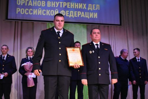 Лучших сотрудников полиции наградили в профессиональный праздник