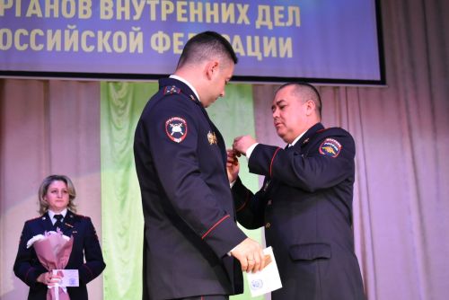 Лучших сотрудников полиции наградили в профессиональный праздник