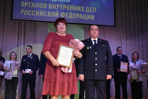 Лучших сотрудников полиции наградили в профессиональный праздник