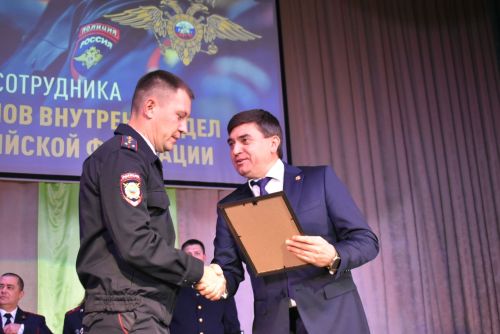 Лучших сотрудников полиции наградили в профессиональный праздник