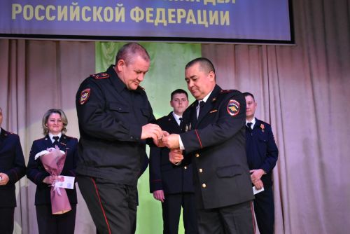 Лучших сотрудников полиции наградили в профессиональный праздник