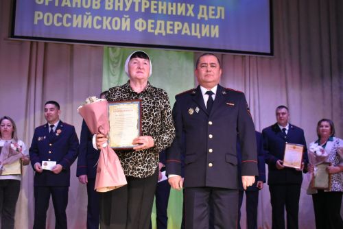 Лучших сотрудников полиции наградили в профессиональный праздник