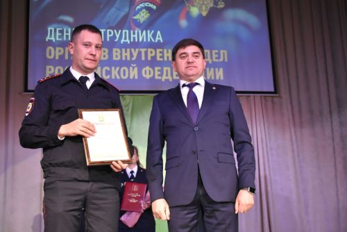 Лучших сотрудников полиции наградили в профессиональный праздник