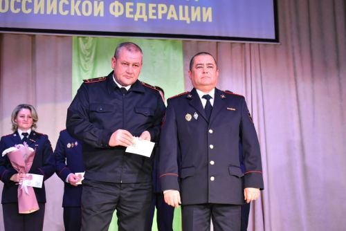 Лучших сотрудников полиции наградили в профессиональный праздник
