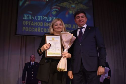 Лучших сотрудников полиции наградили в профессиональный праздник