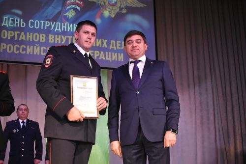 Лучших сотрудников полиции наградили в профессиональный праздник