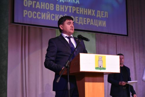 Лучших сотрудников полиции наградили в профессиональный праздник