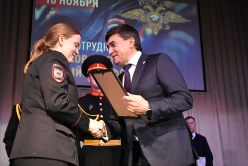 Лучших сотрудников полиции наградили в профессиональный праздник