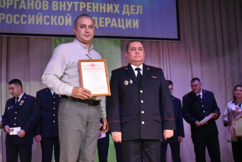 Лучших сотрудников полиции наградили в профессиональный праздник