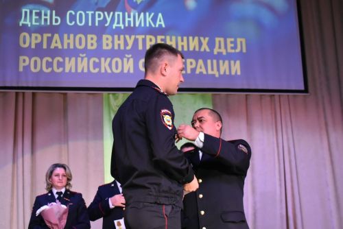 Лучших сотрудников полиции наградили в профессиональный праздник