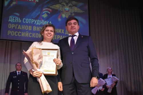Лучших сотрудников полиции наградили в профессиональный праздник