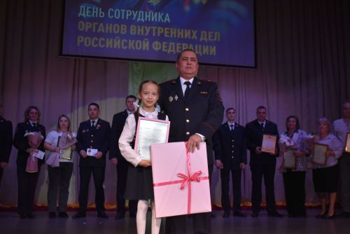 Лучших сотрудников полиции наградили в профессиональный праздник