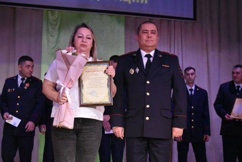 Лучших сотрудников полиции наградили в профессиональный праздник