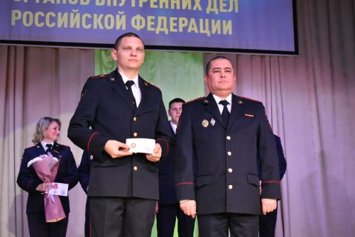 Лучших сотрудников полиции наградили в профессиональный праздник