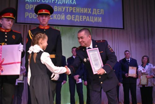 Лучших сотрудников полиции наградили в профессиональный праздник