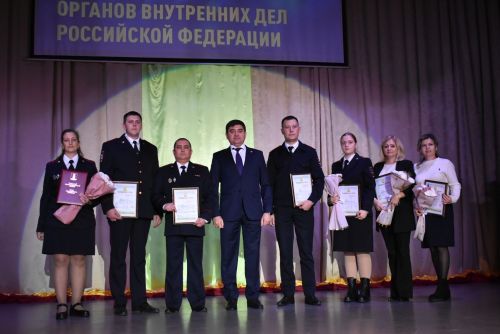 Лучших сотрудников полиции наградили в профессиональный праздник