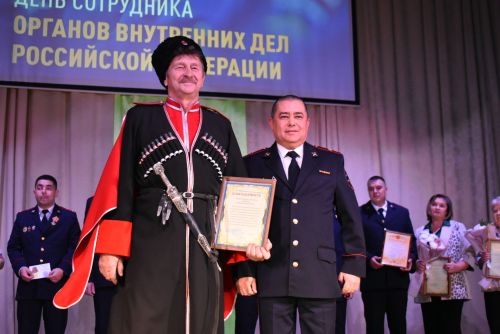 Лучших сотрудников полиции наградили в профессиональный праздник
