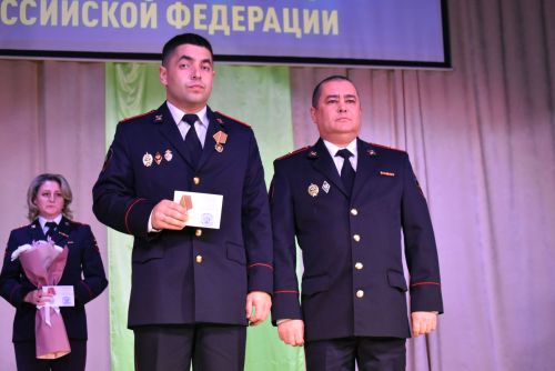 Лучших сотрудников полиции наградили в профессиональный праздник