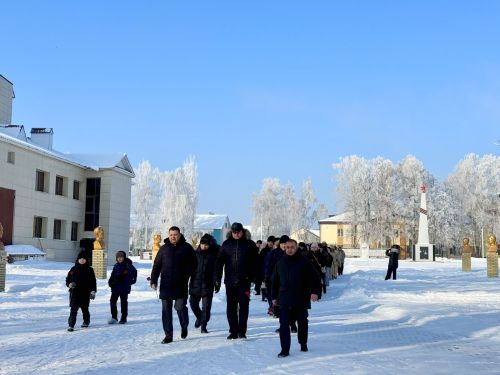 В Болгаре состоялось возложение цветов к Вечному огню у Памятника Героям Отечества