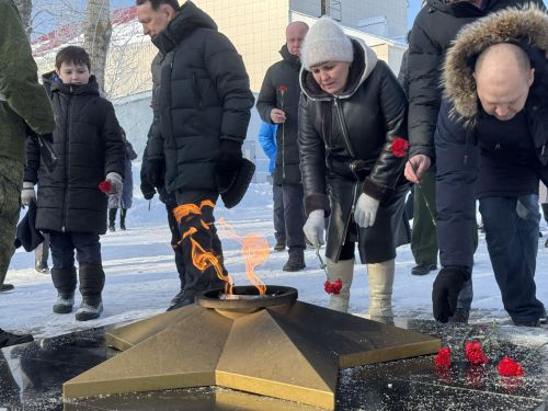 В Болгаре состоялось возложение цветов к Вечному огню у Памятника Героям Отечества