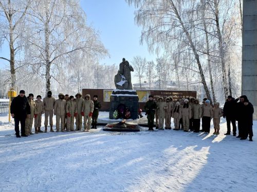В Болгаре состоялось возложение цветов к Вечному огню у Памятника Героям Отечества