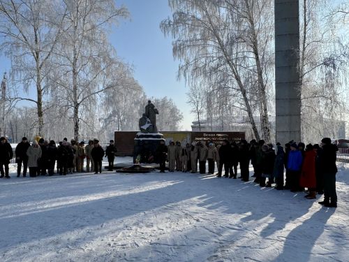 В Болгаре состоялось возложение цветов к Вечному огню у Памятника Героям Отечества
