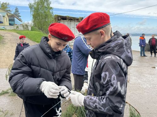 Роман Исланов принял участие в изготовлении искусственных нерестилищ в рамках акции "Рыбе – быть!"